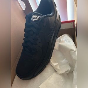 Black nike airmax. Size 6.5youth which also fits 8 womens.